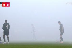 封烟了！球迷燃放大量烟花致烟雾缭绕，拜仁对科隆中断约10分钟