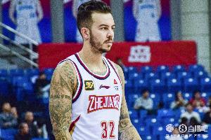 双人组太强！约克&约翰逊半场合计15中11高效拿下27分