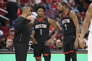 战胜公牛终结连败！但阿门无法胜任控卫 或许应由谢泼德发起进攻