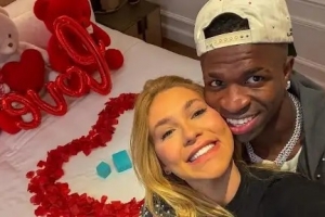 步入婚姻殿堂？维尼修斯女友：恋情开启还不足3个月，没这回事