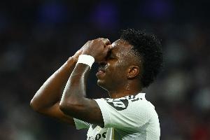 评论员批维尼修斯：索要3000万年薪？站出来解释下被西乙球队淘汰