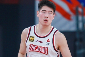 早日回归赛场！程帅澎晒三分球全中的训练视频：回家球➕回家撸猫