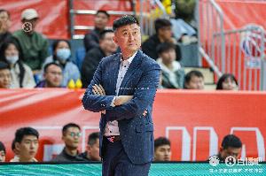 惨案背景板&这如何争冠？广东狂输上海40分 元旦大战曾输北京31分