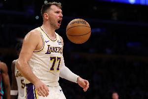 富炮播客搭档：若我是湖人会考虑动077 争冠头牌得愿意防就像库里