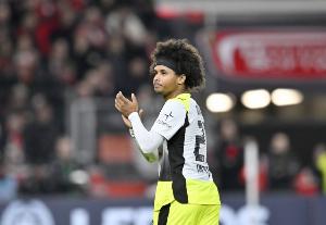 体图：多特本轮赢球后，阿德耶米在赛后一个人提前离开更衣室