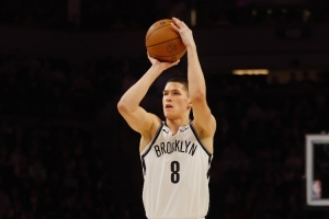 少年老成！8号秀杰明上半场三分5中4 砍下12分4助攻&正负值+8