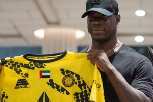 伊蒂法克主席：我们在德转网站上搜索自由球员，并联系了巴洛特利