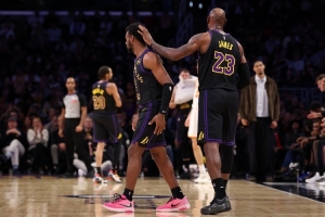 老詹退役后布朗尼会被裁？静雨：他肯定能有轮换时间 谁敢DNP他