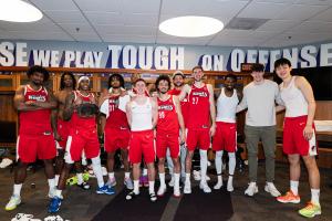 混音晒球队大合照：杨瀚森在边缘笑容灿烂 胸肌相当抢眼