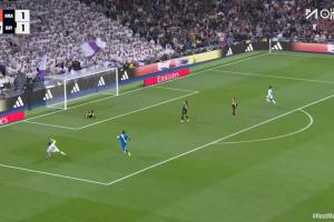 差之毫厘！姆巴佩人球分过过掉门将，左脚打空门击中横梁！