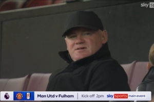 督战！鲁尼在现场观看曼联对阵富勒姆的英超联赛
