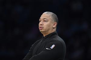 哈登的交易传闻是否萦绕球员心头？卢：这你得去问他们