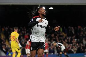 伊沃比调侃梅努：你差点废了我的手，真有力量！