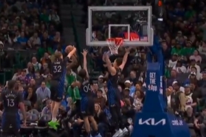 状元天赋！杰伦·布朗半场结束前上篮 弗拉格拍马赶到大帽扇飞