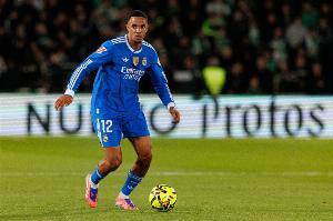 记者：阿诺德、门迪有望出战瓦伦西亚，阿拉巴因发烧未参加训练