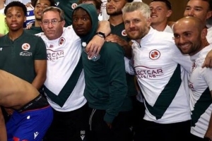 邮报：雷丁装备管理员侮辱裁判被禁赛6场，称裁判靠出卖身体上位