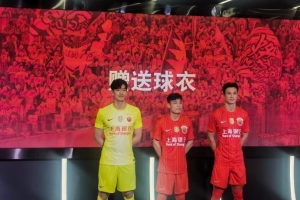记者晒海港新赛季球衣上身照：红得比较清新一些，挺好看的