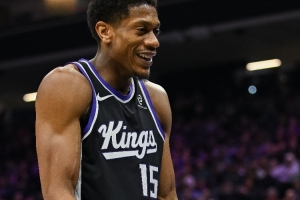 国王官方：亨特因左眼受伤 退出今日对阵快船的比赛