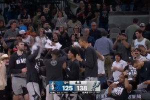 生涯之夜！比赛即将结束卡斯尔被“群殴” 队友们挥毛巾疯狂庆祝