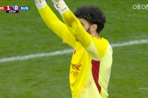 拉亚出击失误踢空险些送空门，随后举手向队友致歉