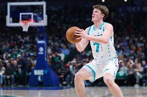 冷血杀手！克尼佩尔接球三分一箭穿心领先5分 个人第6记！