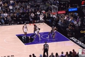 离谱了！普洛登三分投到篮板侧沿 下来砸中阿丘瓦