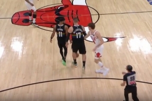 有点小情绪！瓦兰被吹进攻犯规抱着球 布泽利斯多次拿球都不肯给