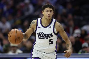 这年轻人不错！24号秀克利福德半场9中6得全队最高14分 三分3中2