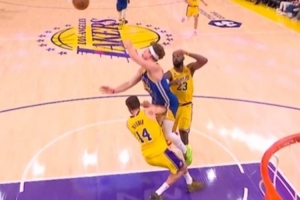 波杰姆斯基行进间撞翻克莱伯&吹进攻犯规 勇士挑战成功变阻挡犯规