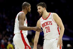 网友：KD毁了申京&两年后你就退役了何必呢？KD：申京今晚三双