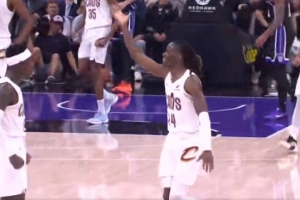 俩旧将高兴了！施罗德助攻埃利斯三分打停老东家国王