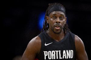 老将很稳啊！霍勒迪13中8&4记三分拿下21分2板4助