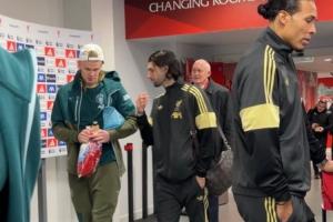 还在复盘！哈兰德和索博赛后在球员通道，边走边聊最后被吹的那球