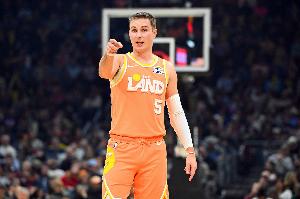 苦苦追赶！哈登助攻梅里尔三分命中 骑士缩小分差打停掘金